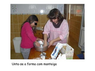 Unta-se a forma com manteiga
 