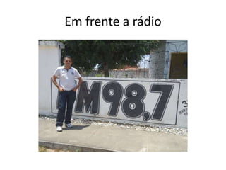 Em frente a rádio
 