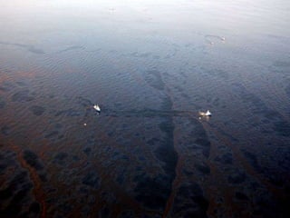 La couleur rouge corresponds à un pétrole vieilli