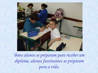 Bons alunos se preparam para receber um diploma, alunos fascinantes se preparam para a vida. 