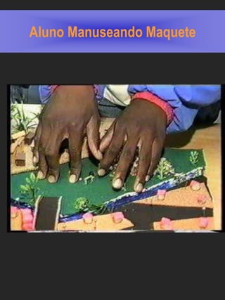 Aluno Manuseando Maquete
 