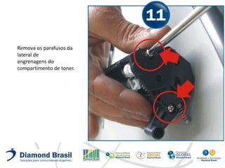 Remova os parafusos da
lateral de
engrenagens do
compartimento de toner.
 
