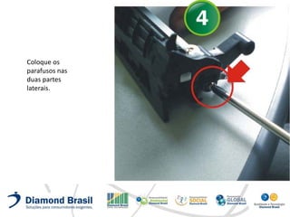 Coloque os
parafusos nas
duas partes
laterais.
 