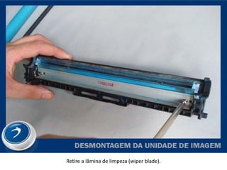 Retire a lâmina de limpeza (wiper blade).
 