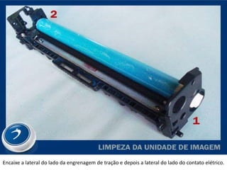Encaixe a lateral do lado da engrenagem de tração e depois a lateral do lado do contato elétrico.
 