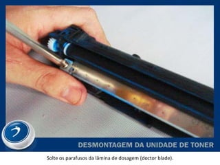Solte os parafusos da lâmina de dosagem (doctor blade).
 