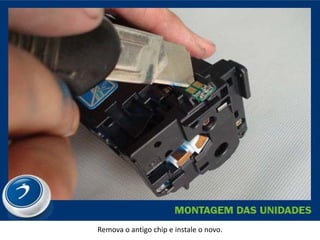 Remova o antigo chip e instale o novo.
 