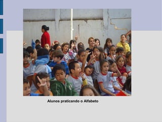 Alunos praticando o Alfabeto
 