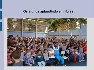 Os alunos aplaudindo em libras
 
