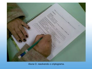 Aluna O. resolvendo o criptograma.
 