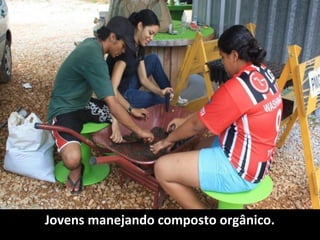 Jovens manejando composto orgânico.
 