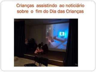 Crianças assistindo ao noticiário
sobre o fim do Dia das Crianças
 