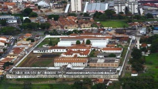 A facção criminosa PCC (Primeiro Comando da Capital), a maior e mais organizada do 
país hoje, foi criada por oito presos, em 31 de agosto de 1993, no Anexo da Casa de 
Custódia de Taubaté (130 km de SP), o Piranhão, tida naquela época como a prisão 
mais segura do Estado. 
 