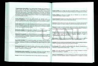 Comportamiento elasto-plástico: Es el comportamiento hipotético que se presenta en un
material cuando, para una fuerza actuante menor de la correspondiente al límite de
proporcionalidad, el material tiene un comportamiento elástico lineal, y, para una fuerza
ligeramente mayor a la del límite de proporcionalidad, el material fluye, aumentando su
deformación hasta alcanzar la deformación correspondiente a la de falla. Los materiales
reales tal como el acero estructural no tienen un comportamiento elasto-plástico perfecto,
sin embargo, se suele modelar al material como si lo fuera, i.e. en el diseño de estructuras
de concreto reforzado con acero.
Cuerpo deformable: Se dice de los cuerpos formados por materiales reales, y, su
capacidad de deformarse, es una propiedad de todos los cuerpos formados con cualquier
material imaginable en el Universo. Al menos desde el punto de vista científico y objetivo
Cuerpo rígido: Se dice de los cuerpos formados por un material que no se deforma cuando
sobre él actúan fuerzas. En el mundo natural NO existe este tipo de material, sin embargo,
durante el modelado matemático del mundo físico, en ocasiones, es conveniente modelarlo
así, para lograr un modelo matemático simple.
Deformación unitaria: Es el alargamiento o contracción de un material a lo largo de una
línea recta por cada unidad de longitud del material. Es un parámetro adimensional.
Degradación de resistencia: Es la disminución gradual, sin recuperar nunca su magnitud
original, de la magnitud de la fuerza a la que se inicia la cedencia del material sometido a la
acción de fuerzas cíclicas reversibles. Típicamente se observa en las estructuras que sufren
la acción de un sismo intenso.
Degradación de rigidez: Es la disminución gradual, sin recuperar nunca su magnitud
original, del módulo de elasticidad en un material sometido a la acción de fuerzas cíclicas
reversibles. Típicamente se observa en las estructuras que sufren la acción de un sismo
intenso.
Desplazamiento axial: Es una magnitud vectorial que se usa para medir el movimiento de
una partícula o punto respecto a su posición original, a lo largo del eje más largo del
elemento. Típicamente, en una barra recta.
Desplazamiento al giro (rotación^ Es una magnitud vectorial que se usa para medir el
movimiento de rotación de una partícula o punto respecto a su posición original.
Energía Cinética: Es la energía que posee una partícula debido a su movimiento. Se
calcula como un medio del producto de la masa del objeto por el cuadrado de su velocidad.
Energía Elástica: Se dice de la energía que se "almacena" en un material de
comportamiento elástico, completo o parcial.
Energía Potencial: Energía de un cuerpo respecto a algún sistema inercial de referencia, se
mide en virtud de su posición relativa a dicho sistema inercial.
Estructura: Para los fines de este curso, una estructura es un conjunto interconectado de
barras que, trabajando en conjunto, resisten la acción de las fuerzas que actúan sobre ella.
Fluencia: Es cuando un material sometido a algún tipo de acción, sufre deformaciones de
tal magnitud que hay un corrimiento relativo entre los cristales que forman el material, y,
este corrimiento no desaparece cuando cesa la acción.
Fuerza: Representa la acción de un cuerpo sobre otro y puede ejercerse por "contacto real"
o a distancia, como en el caso de las fuerzas gravitacionales y magnéticas. Una fuerza se
caracteriza por su punto de aplicación, su magnitud, dirección, y sentido, y,
matemáticamente, se representa por un vector.
Hiperestática: Estructura estáticamente indeterminada. No se puede conocer su estado de
esfuerzos internos o reacciones en los apoyos solo con las leyes de la estática.
Isostática: Estructura estáticamente determinada. Se puede conocer su estado de esfuerzos
internos o reacciones en los apoyos solo con las leyes de la estática.
Ley de Hooke: Es la constante de proporcionalidad entre esfuerzos y deformaciones en
materiales de comportamiento elástico lineal. s=c/E
Matriz: Es un ente matemático representado como un arreglo rectangular de números
formado por "m" hileras y "n" columnas.
 