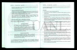 fenómenos de flujo plástico en el concreto o la variación del módulo de elasticidad con la
velocidad de aplicación de la carga.
2 Hipótesis de Desplazamientos pequeños.
Aceptaremos que nuestras estructuras sufren desplazamientos relativamente pequeños. En
la mayoría de las estructuras que diseñaremos, está condición se cumple de manera
limitada, es decir, en ocasiones los desplazamientos NO son pequeños y, estrictamente
hablando, la teoría matemática presentada aquí, NO es aplicable.
A oesar de este hecho, la práctica profesional admite el uso de esta herramienta, aún en
dichas condiciones de no aplicabilidad, buscando compensar, mediante otras
consideraciones, estos errores introducidos en nuestras predicciones cuando los
desplazamientos NO son tan pequeños como la hipótesis supone.
1.4 TIPOS DE ESTRUCTURAS Y MÉTODOS DE ANÁLISIS
Cuando estudiamos estructuras, podemos clasificarlas en dos grandes tipos, con la finalidad de
realizar su análisis: isostáticas e hiperestáticas.
Estructuras isostáticas
Para determinar las "fuerzas internas" en las estructuras isostáticas
solo necesitamos el principio del equilibrio estático.
Ya que el análisis completo de una estructura demanda el cálculo de
las deformaciones de la misma, inevitablemente debemos recurrir a las
relaciones constitutivas de los materiales que la forman y a relaciones
geométricas en la estructura deformada, a partir de las cuales podemos
calcular las deformaciones. Tales como flechas al centro de vigas y
rotaciones de los extremos de las barras.
Estructuras hiperestáticas
En este tipo de estructuras no basta con aplicar el principio de
equilibrio estático, también debemos aplicar las relaciones físicas
entre esfuerzos y deformaciones del material que forma la estructura.
Con esta información es posible calcular las fuerzas internas y las
deformaciones en toda la estructura.
En cursos previos se han manejado varias formas de aplicar los principios al análisis de
estructuras hiperestáticas, y a estas diversas maneras se les ha bautizado con nombres
especiales. Tales como: método de deflexión-pendiente, carga unitaria, teorema de los tres
momentos, deformación consistente, etc.
Los diversos métodos de análisis son solo diversas maneras de aplicar los mismos principios y
siguen dos posibles estrategias:
Estrategia 1:
• Determinación del "grado de hiperestaticidad" (N)
• "eliminación" de las fuerzas redundantes en la estructura original, dejando una estructura
isostática básica.
• Formación de una estructura isostática básica con todas las cargas aplicadas sobre ella.
• Formación de N estructuras isostáticas básicas sobre las que actúa una de las N fuerzas
redundantes a la vez.
• Trabajando con las N+l estructuras isostáticas básicas, calculamos la magnitud de los
desplazamientos y rotaciones asociados a cada una de las N fuerzas redundantes. Las
expresiones matemáticas obtenidas del cálculo contendrán las N fuerzas redundantes como
variables desconocidas en magnitud.
• Aplicación de las condiciones de compatibilidad de deformaciones apropiadas a cada uno
de los puntos donde se calcularon los N desplazamientos y rotaciones. Formándose N
ecuaciones lineales.
• Solución simultánea de las N ecuaciones lineales, obteniendo como solución la magnitud
de las N fuerzas redundantes.
• Conocidas las fuerzas redundantes se pueden calcular los desplazamientos y rotaciones de
cualquier parte de la estructura original.
Estrategia 2:
• Discretizamos (Dividimos) toda la estructura en elementos finitos de geometría simple
cuyas relaciones entre desplazamientos en sus extremos y las fuerzas inducidas sea
conocida. En este curso los elementos finitos tendrán la forma de barras rectas.
• De la discretización realizada surge de manera natural el grado de "indeterminación
cinemática" de la estructura. El número de desplazamientos desconocidos es lo que
denominamos "grados de libertad" (GL).
• Calculamos la rigidez de cada elemento finito a la ocurrencia de los GL desplazamientos.
Generándose tantas ecuaciones de fuerza como grados de libertad estén asociados a cada
elemento finito.
• Calculamos la rigidez de la estructura mediante la suma de las rigideces de cada uno de los
elementos finitos. En cada grado de libertad debe cumplirse el principio de equilibrio
estático, resultando GL ecuaciones lineales que contendrán los GL grados de libertad de la
estructura discretizada.
 