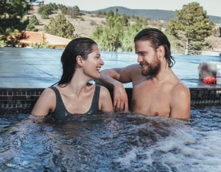 Crema Protectora Solar
FPS 50
•	 Fórmula resistente al agua
•	 Ideal para la protección ante
los rayos UVA/UVB
•	 Textura no grasosa
Ingredientes
•	 Extracto de aloe vera
•	 Alantoína
•	 Pantenol
DISFRUTAlos días soleados
Uso
diario
150ml
(5floz)
Díay
noche
2322 SOLARSOLAR
Precio
sugerido
$ 1.425,00
 