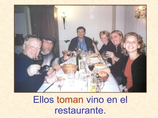 Ellos  toman  vino en el restaurante. 