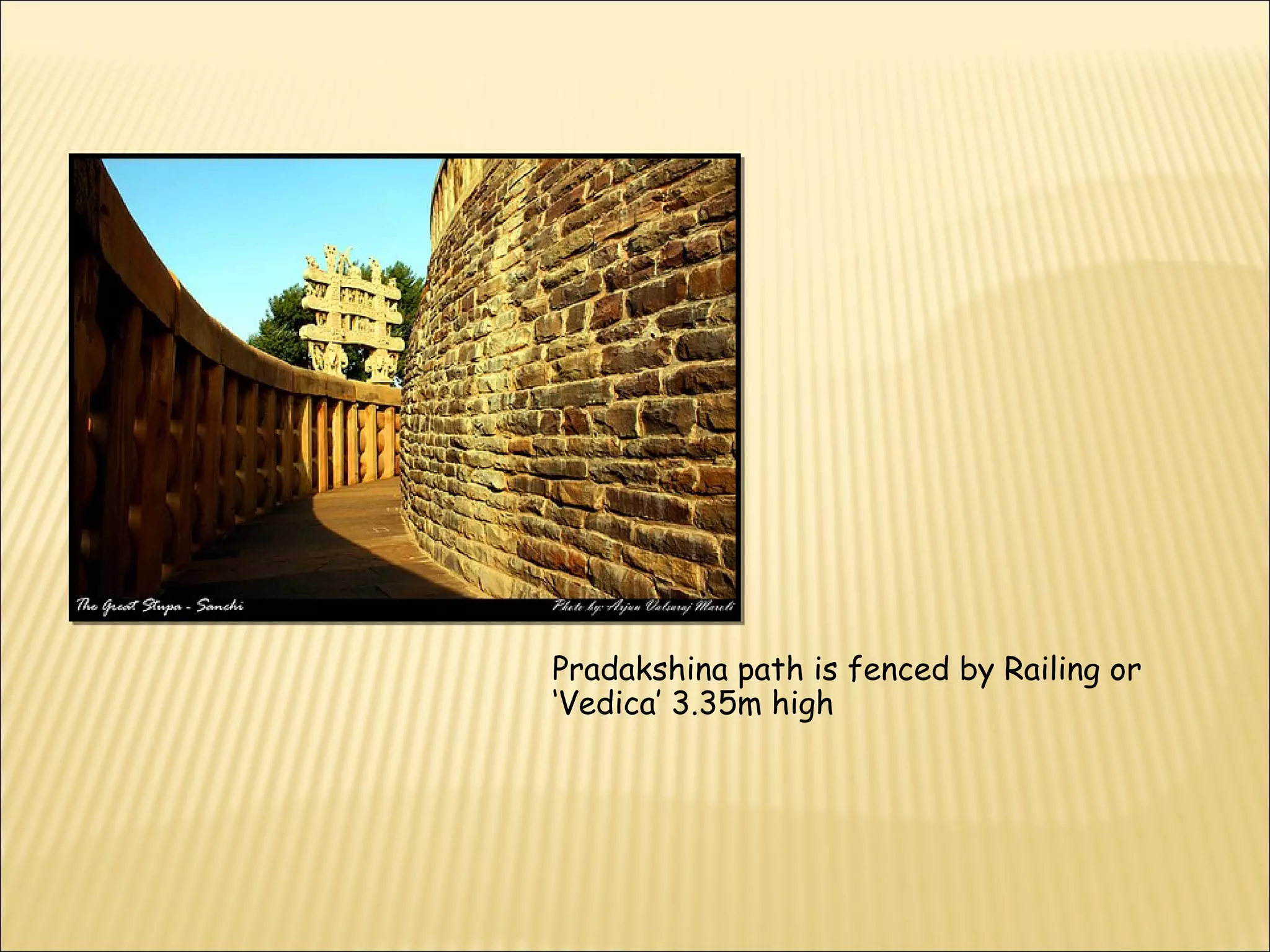 Pradakshina path is fenced by Railing or
‘Vedica’ 3.35m high
 