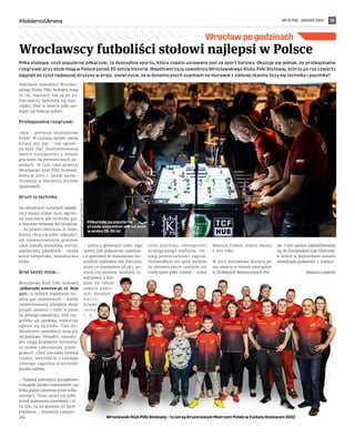 NR 12 (78) – MARZEC 2022
#SolidarnizUkrainą 15
Wrocław po godzinach
Piłka stołowa, czyli popularne piłkarzyki, to dyscyplina sportu, która często uznawana jest za sport barowy. Okazuje się jednak, że profesjonalne
rozgrywki przy stole mają w Polsce ponad 20-letnią historię. Współtworzą ją zawodnicy Wrocławskiego Klubu Piłki Stołowej, którzy po raz czwarty
sięgnęli po tytuł najlepszej drużyny w kraju. Uwierzycie, że w dynamicznych szachach na murawie z zielonej tkaniny liczy się technika i psychika?
Najmłodsi zawodnicy Wrocław-
skiego Klubu Piłki Stołowej mają
10 lat, najstarsi zaś są po 40.
Najczęściej zgłaszają się męż-
czyźni, choć w świecie piłki sto-
łowej nie brakuje kobiet.
Profesjonalne rozgrywki
1999 – pierwsze mistrzostwa
Polski. W turnieju wzięło udział
blisko 200 par – tak ogrom-
na była chęć skonfrontowania
swoich umiejętności z innymi
graczami na premierowych za-
wodach. W tym roku powstał
Wrocławski Klub Piłki Stołowej,
który w 2005 r. został zareje-
strowany w Ewidencji Klubów
Sportowych.
Grunt to technika
Na oficjalnych turniejach zawod-
nicy muszą unikać fauli, ogrom-
ne znaczenie ma technika gry,
a znacznie mniejsze łut szczęścia.
– Na pewno odstrasza to ludzi,
którzy chcą się tylko odprężyć,
ale zaawansowanym graczom
takie zasady pozwalają stoczyć
wyrównany pojedynek – uważa
Anna Lamperska, zawodniczka
klubu.
Grać każdy może...
Wrocławski Klub Piłki Stołowej
(pilkarzyki.wroclaw.pl, ul. Reja
41/1) co tydzień organizuje tur-
nieje par losowanych – każdy
zainteresowany udziałem może
przyjść samemu i trafić w parze
na dobrego zawodnika. Jeśli roz-
grywka się spodoba, wystarczy
zgłosić się do klubu. Tam do-
świadczeni zawodnicy uczą gry
od podstaw. Ponadto, członko-
wie mogą bezpłatnie korzystać
ze stołów i akcesoriów trenin-
gowych. Choć początki bywają
trudne, satysfakcja z każdego
udanego zagrania przychodzi
bardzo szybko.
– Najlepsi zawodnicy początkowo
trenowali bardzo intensywnie, po
kilka godzin dziennie przez kilka
miesięcy. Teraz raczej już tylko
przed większymi zawodami i to
na tyle, na ile pozwala im życie
prywatne – tłumaczy Lamper-
ska.
– Jedną z głównych zalet tego
sportu jest połączenie rywaliza-
cji sportowej ze stosunkowo nie-
wielkim nakładem siły fizycznej,
przez co niezależnie od płci, po-
stury czy wzrostu możemy ry-
walizować z każ-
dym na takim
samym pozio-
mie. Bardziej
w a r t o -
ściowe
cechy
t o
silna psychika, umiejętność
strategicznego myślenia, tre-
ning powtarzalności zagrań.
Porównałbym ten sport bardziej
do dynamicznych szachów niż
tradycyjnej piłki nożnej – mówi
Mateusz Fudala, mistrz świata
z 2015 roku.
W 2022 wrocławska drużyna po
raz czwarty w historii zwyciężyła
w Klubowych Mistrzostwach Pol-
ski. I tym samym zakwalifikowała
się do Europejskiej Ligi Mistrzów,
w której w poprzednim sezonie
wywalczyła znakomite 3. miejsce.
Mateusz Lubański
Wrocławscy futboliści stołowi najlepsi w Polsce
KRAKOWSKI
KLUB
PIŁKI
STOŁOWEJ
(2)
Piłkarzyki są popularne
przede wszystkim wśród osób
w wieku 25-35 lat
Wrocławski Klub Piłki Stołowej – to oni są Drużynowym Mistrzem Polski w Futbolu Stołowym 2022
 