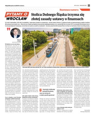 NR 44 (64) – GRUDZIEŃ 2021
#BądźBezpiecznyWeWrocławiu 11
5,2 mld zł dochodów, 5,99 mld zł wydatków i rekordowy budżet na inwestycje – ponad miliard złotych. To główne liczby przygotowanego projektu budżetu
Wrocławia na przyszły rok. – Mimo że tzw. Polski Ład będzie oznaczał dla miejskiego budżetu m.in. ponad 200 mln zł mniej z PIT-u, prezydent Wrocławia nie za-
trzymuje kolejnych inwestycji, remontów torowisk czy szkół i przedszkoli – tłumaczy skarbnik Wrocławia Marcin Urban w rozmowie z Katarzyną Wiązowską.
W budżecie na 2022 jest dziura…
Rzeczywiście: 790 mln zł. To
efekt wzrostu kosztów, które nie
są zależne od miasta. Wzrastają
ceny energii elektrycznej i drożeją
paliwa. To także efekt galopują-
cej inflacji oraz podniesienia stóp
procentowych. W przyszłym roku
kwotę deficytu powiększą również
o 40 mln zł reformy rządowego
programu Polski Ład. W ostatnich
latach wpływy z PIT-u z roku na
rok zwiększały się o około 8-12
proc., co bardzo pozytywnie wpły-
wało na finanse Wrocławia. Pol-
ski Ład zamraża nam te wpływy.
W 2022 r. nasze dochody z tytułu
PIT będą na poziomie z roku 2019,
czyli o 220 mln zł mniejsze. Mamy
obiecaną dotację w wysokości 180
mln zł, która jedynie częściowo
uzupełni lukę w naszych docho-
dach bieżących. Pojawi się zatem
dodatkowy ubytek w wysokości
40 mln zł. Jednak problem zacznie
się w kolejnych latach, gdy dotacji
wyrównującej najprawdopodob-
niej już nie będzie. Wówczas za-
wsze nasze wpływy będą mniejsze
o wysokość dochodów z podatku
PIT. Teoretycznie po dwóch latach
powinniśmy otrzymać tę różnicę,
ale tak naprawdę nie ma żadnych
przepisów, które by to gwaranto-
wały. Dla Wrocławia oznacza to
cofanie się w rozwoju.
Czy w związku z tym Wrocław
zrezygnuje z jakichś inwestycji?
Nic takiego się nie stanie z jed-
nego prostego powodu. To są za-
dania dofinansowane z funduszy
europejskich i mają wyznaczone
terminy zakończenia – maksy-
malnie w pierwszym kwartale
2023 r. Jeśli ich nie wykorzy-
stamy, musielibyśmy zwrócić te
środki, a tego nie chcemy. Poza
tym, aktualnie prowadzone przez
nas inwestycje dotyczą głównie
transportu publicznego, zatem
są dla nas ogromnie ważne. Za-
planowaliśmy rekordowy budżet
inwestycyjny w wysokości 1,09
mld zł. Fakt, że Wrocław od za-
wsze intensywnie inwestował
sprawiał, że otwierały się kolejne
obszary miasta. To z kolei przy-
ciąga nowych mieszkańców i in-
westorów, pozwala tworzyć nowe
miejsca pracy, a do miejskiej kasy
wpływają większe podatki. In-
westycje zwiększają zatem nasze
dochody. Dlatego nie chcemy ich
ograniczać.
Jaki wpływ będzie miała dziura
budżetowa na życie wrocławian?
Na pewno nie zahamuje żadnych
prowadzonych przez nas przed-
sięwzięć. Właśnie przedłużyliśmy
programy pomocowe dla przed-
siębiorców i dla mieszkańców,
w tym te preferencyjne – związa-
ne z inwestycjami, fotowoltaiką
czy zielonymi dachami. Inwesty-
cje zwiększają dochody Wrocła-
wia, więc nie chcemy ich w żaden
sposób ograniczać. Rzeczywistym
problemem jest dla nas ogrom-
na inflacja, która przełoży się na
koszty usług. Dobrym przykła-
dem może tu być komunikacja
publiczna. Za te usługi płacimy
co prawda naszemu partnero-
wi, którym jest miejska spółka,
ale ona wydaje więcej na paliwo
i energię elektryczną, więc jej
koszty rosną – tak samo jak in-
nych przedsiębiorców.
Inwestycje zwiększają
dochody Wrocławia,
więc nie chcemy ich
w żaden sposób ograniczać.
Dlatego oni muszą to przełożyć
na ceny swoich usług, które nam
oferują. Siłą rzeczy miasto też
musi zapłacić więcej. Dotyczy to
także utrzymania naszych obiek-
tów, ich ochrony czy remontów.
Przepisy stanowią, że miasto nie
może wydawać na podstawo-
we usługi więcej, niż wpływa do
jego kasy. Co innego inwesty-
cje, na które może wziąć kredyt.
Jest taka złota zasada w ustawie
o finansach, że na podstawowe
usługi dla mieszkańców zawsze
musi być nadwyżka i Wrocław się
tego trzyma. Szczęśliwie zawsze
mieliśmy tę nadwyżkę bardzo
wysoką. Dzięki niej nie tylko mo-
gliśmy się rozwijać, ale też dalej
inwestować. Jednak przez Polski
Ład, w przyszłym roku ona nam
stopnieje z 250 do 60 mln zł. Po
raz pierwszy mamy taką sytuację.
Subwencja, którą miasto otrzy-
muje na edukację, nie wystarcza
na jej potrzeby, a jej koszty rosną.
Na razie jeszcze nie planujemy
podwyżek cen obiadów w szko-
łach, jednak musimy obserwować,
jak będzie się rozwijała sytuacja.
Zobaczymy, jak koszty energii,
paliwa i rosnąca inflacja realnie
przełożą się na ceny usług, z któ-
rych korzystamy.
A na co Wrocław wyda mniej pie-
niędzy w 2022?
W 2022 r. praktycznie w żadnej
dziedzinie nie chcemy ciąć wydat-
ków w porównaniu do bieżącego
roku. Do czasu, gdy mamy nad-
wyżkę budżetową, nie ma mowy
o tym, żeby wydatki były przy-
cięte i mieszkańcy w jakikolwiek
sposób na tym ucierpieli. Prze-
widzieliśmy też rezerwę na pod-
wyżki związane ze wzrostem cen
energii, gazu i paliwa. Będziemy
jednak optymalizować koszty
utrzymania urzędu, administracji
i obiektów miejskich. Zamierza-
my też szukać jak największych
oszczędności w poszczególnych
departamentach Urzędu Miej-
skiego Wrocławia. Sytuacja może
się jednak pogorszyć w kolejnych
latach, kiedy nie będzie już dotacji
i wtedy będziemy musieli zapla-
nować cięcia w wydatkach bieżą-
cych. Na razie jednak wrocławia-
nie nie muszą się tego obawiać.
Zrobimy też wszystko, aby w jak
najmniejszym stopniu dotknęły
ich problemy związane z sytuacja
gospodarczą, jaka ma miejsce
w naszym kraju.
Rozmawiała
Katarzyna Wiązowska
JANUSZ
KRZESZOWSKI,
MAREK
KSIĘŻAREK
,
Czerwiec 2021, pierwszy odcinek TAT z pl. Orląt Lwowskich na Nowy Dwór, zakończony. Inwestycja będzie oddana do użytku w 2023 r.
Stolica Dolnego Śląska trzyma się
złotej zasady ustawy o finansach
Marcin
Urban,
skarbnik Wrocławia
Rozmowa numeru
 