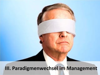 14 – Paradigmenwechsel im Management
Was uns zum Thema III führt.
Die Demokratisierung von Wissen und Kommunikation macht Managern Angst.
Sie schauen nicht gern auf die Herausforderung, sie fürchten Kontrollverlust. Vor allem CIOs
sind keine Freunde der neuen Medien.
Dabei räumt diese Bewegung Barrieren für gutes Management aus dem Weg.
14
III. Paradigmenwechsel im Management
 