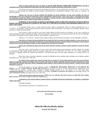 Diante da análise acurada dos autos, em relação ao indiciado JOSÉ HILTON VIEIRA DOS SANTOSpercebe­se 
que não se 
vislumbram motivos para a manutenção da prisão deste, pelos fatos narrados no presente procedimento administrativo. Explico. 
Vale destacar que princípio constitucional da presunção de inocência ou de não culpabilidade, insculpido no art. 5º, LVII, da CF/88, 
transforma a prisão provisória em medida de extrema exceção, só justificável ante a necessidade de acautelar o meio social, ou o processo, de 
prováveis prejuízos. 
Tendo­se 
em vista que as prisões cautelares são lastreadas em provas indiciárias, ou seja, provas fundadas em juízo de 
probabilidade, mister se faz a presença dos pressupostos quanto à materialidade e autoria do delito ­fumus 
comissi delicti ­e 
de qualquer das situações 
que justifiquem o perigo em manter o status libertatis do indiciado ­periculum 
libertatis, quais sejam,garantia de aplicação da lei penal, 
conveniência da instrução criminal, garantia da ordem pública ou econômica. 
Inicialmente, no caso em análise, os indícios de materialidade e autoria do delito estão evidenciados pelo auto de prisão em 
flagrante, pelo auto de apreensão de fl. 6 (pistola PT 940, calibre .40, nº SDP13283 de uso restrito) e pelos depoimentos colhidos às fls. 4 e 5 
(fumus comissi delicti). 
É importante destacar que no sistema processual penal moderno, principalmente depois da reforma perpetrada pela Lei nº 
12.403/2011, foi ratificado o caráter excepcional da prisão cautelar, atribuindo caráter multicautelar, eis que surge as novas medidas cautelares diversas 
da prisão no Código de Processo Penal. 
Nesse contexto, verifico que não há como impor medida cautelar de prisão preventiva ao indiciado, eis que viola o princípio da 
proporcionalidade no tocante a atribuição de medida, nessa fase do processo, mais grave do que a que porventura possa advir em caso de condenação, 
sem prejuízo da decretação de outras medidas cautelares, caso preenchidos os requisitos de lei. 
Ademais, a Lei 12.403/2011, apresenta várias medidas cautelares diversas da prisão que podem se mostrar adequadas e suficientes. 
Desta forma, o princípio da proporcionalidade possui grande relevância no estudo das medidas cautelares, eis que será ele que vai 
legitimar a atuação do Magistrado, na imposição de medida que se mostre adequada, necessária e suficiente, diante do caso concreto, a fim de buscar o 
equilíbrio entre a máxima efetividade da medida e a menor restrição possível aos direitos do indivíduo. 
Destaco que o Indiciado não figura como réu em outros processos criminais, conforme consulta realizada no sistema de controle 
processual do TJ/SE. 
Desta feita, sendo a prisão preventiva a extrema rationo atual sistema processual penal brasileiro, podendo, ademais, ser revogada 
ou substituída por outra medida cautelar, diante das inovações trazidas pela Lei nº 12.403/11(arts. 282, §§5º e 6º e 315, CPP), impende seja 
substituída a segregação cautelar por medidas mais adequadas e necessárias tanto para o processo quanto atendendo­se 
às condições pessoais do 
indiciado. 
Desta forma, reputo necessária e adequada a concessão de liberdade provisória mediante fiança cumulada com as medidas cautelares 
estampadas no art. 319, incisos I, IV e VIII, CPP. 
Em relação à fiança, entendo como razoável a fixação desta no importe de 10 (dez) salários­mínimos, 
com base nas circunstâncias 
pessoais do indiciado, ocupante de mandado eletivo de vereador, bem como em relação a quantidade relevante de dinheiro encontrada no veículo 
VW/Voyage (R$ 6.600,00). Além disso, afirma o flagranteado quenão obstante o carro ter registro em nome de terceiro, o veículo de placa recente 
OEM­6296, 
é seu (fl. 4) 
Em face do exposto e, sem mais delongas, concedo a LIBERDADE PROVISÓRIA MEDIANTE O PAGAMENTO DE 
FIANÇA, em favor de JOSÉ HILTON VIEIRA DOS SANTOS que ora arbitro no valor de 10 (dez) salários­mínimos, 
correspondente a R$ 
7.240,00 (sete mil, duzentos e quarenta reais), cumulada às medidas cautelares previstas no art. 319, incisos I e IV, CPP, quais sejam, 
comparecimento MENSAL em juízo para informar e justificar as atividades e proibição de ausentar­se 
da Comarca sem autorização judicial, sob 
pena de quebramento da fiança, nos termos do art. 327 e 328, CPP. 
APÓS a comprovação do pagamento da fiança, EXPEÇA­SE 
ALVARÁ DE SOLTURA em favor de JOSÉ HILTON VIEIRA 
DOS SANTOS, assim como os respectivos termos de comparecimento. 
Comunique­se, 
com a devida urgência, a presente decisão à Autoridade Policial para cumprimento, ao indiciado e ao Ministério 
Público, para ciência. 
Intimações necessárias. 
Nossa Senhora do Socorro/SE, 2 de dezembro de 2014. 
ALÍCIO DE OLIVEIRA ROCHA JUNIOR 
Juiz de Direito 
Alício De Oliveira Rocha Júnior 
Juiz(a) de Direito 
nenoticias.com.br 
