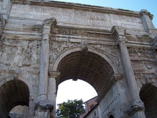 Arco de Septímio SeveroConstruído no lado noroeste doFórum romano, em Roma.Foi dedicado pelo Senado ao imperador Septímio Severo e aos seus dois filhos (Caracala e Geta), para celebrar a vitória sobre os Partas