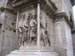  Na fachada tem um a dedicatória a Septímio Severo e Caracala, com letras gravadas em bronze.