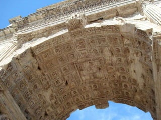 Tem 15m de alturaOs judeus, nunca passavam por baixo do Arco de Tito.