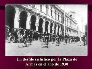Un desfile ciclístico por la Plaza de Armas en el año de 1930 