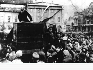 Rev. De Fevereiro – ascensão da
burguesia
 Meados de fev. de 1917 – crise socioeconomica
  incontrolável, fome e desespero.
 23 de fev. inicio das manifestações, no dia 25 uma greve
  generalizadas paralisava a Rússia
 2 de março o czar abdica, seis dias depois foi preso junto
  com sua família.
 Formou-se então o Governo Provisório com elementos da
  burguesia e dos mencheviques.
 Ao mesmo tempo o Soviet de Petrogrado (ex- São
  Petersburgo) também ressurgia.
 Dois poderes se estabeleciam
 Rússia foi mantida na guerra, atitude que revoltava o
  povo e os bolcheviques, ampliando suas bases nos
  Soviets.
 