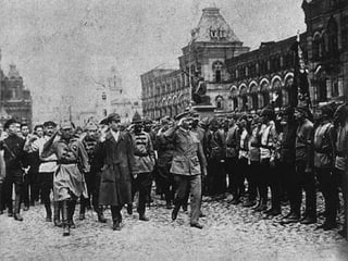 Guerra Civil (1918 – 1920)
 Exército Branco        Exército Vermelho
 Forças contra-         Bolcheviques e
  revolucionárias,        proletários
  burguesia,              liderados por
  Inglaterra e França     Trotsky
                         Em meio a essa
                          situação os
                          bolcheviques
                          passaram a formar
                          o Partido
                          Comunista (1918)
 