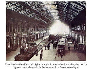 Estación Constitución a principios de siglo. Los tranvías de caballo y los coches llegaban hasta el costado de los andenes. Los faroles eran de gas. 