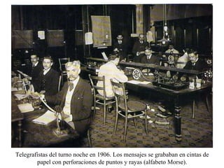 Telegrafistas del turno noche en 1906. Los mensajes se grababan en cintas de papel con perforaciones de puntos y rayas (alfabeto Morse). 