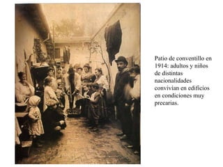 Patio de conventillo en 1914: adultos y niños de distintas nacionalidades convivían en edificios en condiciones muy precarias. 