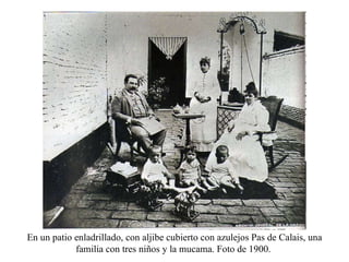 En un patio enladrillado, con aljibe cubierto con azulejos Pas de Calais, una familia con tres niños y la mucama. Foto de 1900.  