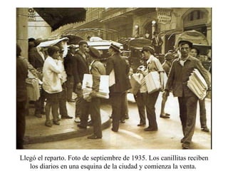Llegó el reparto. Foto de septiembre de 1935. Los canillitas reciben los diarios en una esquina de la ciudad y comienza la venta.  