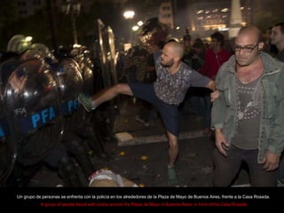 Un grupo de personas se enfrenta con la policía en los alrededores de la Plaza de Mayo de Buenos Aires, frente a la Casa R...