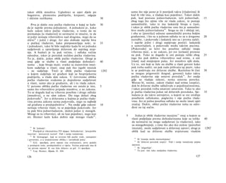 takav oblik mnoštva. Uglednici se opet dijele po                                 samo što nije jasno je li posrijedi takva [vladavina] ili
bogatstvu, plemenitu podrijetlu, kreposti, odgoju                                kad ih više ima, a vladaju kao pojedinci. Takav dakle
i sličnim razlikama.                                                  30         puk, kad postane jednovladarem, teži jednovladi,                   15
                                                                                 zbog toga što njime više ne vlada zakon, te postaje
    Prva je dakle ona pučka vladavina ο kojoj se kaže                 30         samosilnički, tako te mu laskatelji bivaju u časti,
da je najviše prema jednakosti. A jednakost je, kako                             i takav je oblik pučke vladavine ono što je samosilni-
kaže zakon takve pučke vladavine, u tome da ne                                   štvo među jednovladama 4 9 . Stoga su im i običaji isti,
premašuju [u vladavini] ni neimućni ni imućni, te da                             i oba se [poretka] odnose samosilnički prema boljim
ni jedni nemaju vrhovništvo nad drugima, nego da su                              građanima, i što su u jednom odluke to su u drugome                20
slični 44 i jedni i drugi. Jer ako slobode najviše biva                          naredbe, i pukovođa i laskatelj isto su i prema naliči.
u pučkoj vladavini, kako pretpostavljaju neki, te                     35         1 najviše jedni i drugi uspijevaju postići: laskatelji
i jednakosti, tako bi bilo najčešće kada bi svi jednako                          u samovladarâ, a pukovođe među takvim pucima.
sudjelovali u upravljanju državom do najvišeg stup­                              [Pukovođe] su krivi što posebne odluke imaju
nja. A budući je tu puk većina, i odluka većine                                  vrhovnu moć, a ne zakoni, jer sve [ovlasti] prenose
odsudna, takav je poredak nuždno pučka vladavina.                                na puk. Tako se događa te oni postaju veliki zbog                  25
To je, dakle, jedan oblik pučke vladavine. Drugi je                              toga što puk dobiva vrhovništvo nad svime, a oni
onaj gdje se službe u vlasti podjeljuju dohodari-                     40         [vlast] nad mnijenjem puka. Jer mnoštvo njih sluša.
nama , koje bivaju male; svatko sa stanovitim imut­                              Uz to, oni koji se žale na službe u vlasti govore kako
kom sudjeluje u vlasti; onaj pak tko izgubi imutak                               puk treba suditi; on pak rado prihvaća taj poziv, tako
- ne sudjeluje. Treći je oblik pučke vladavine                        1292       te se podrivaju sve državne službe. Razložno bi čini               30
u kojem sudjeluju svi građani koji su besprijekorna                              se mogao prigovoriti tkogod, govoreći kako takva
podrijetla, a vlada sâm zakon. U četvrtome obliku                                pučka vladavina nije ustavni poredak 3 0 . Jer ondje
pučke vladavine svakomu je dopušteno sudjelovati                                 gdje ne vladaju zakoni, nema ustavna poretka.
u vlasti, samo ako je građanin, ali i tu vlada zakon.                            Morao bi, naime, zakon vladati nad svima (uopće),
U petome obliku pučke vladavine sve ostalo je isto,                   5           dok bi državne službe odlučivale ο pojedinačnostima,
samo što vrhovništvo pripada mnoštvu, a ne zakonu.                                i takav poredak treba smatrati ustavnim. Tako te ako
To se događa kad su vrhovne posebne i druge odluke                               je pučka vladavina jedan od državnih poredaka, bje-                35
[mnoštva], a ne sâm zakon. Do toga dolazi zbog                                    lodano je da takvo ustrojstvo, u kojem se sve uređuje
pukovođa 4 6 . Jer u državama u kojima je pučka vlada­                            posebnim odlukama, poglavito i nije pučka vlada­
vina prema zakonu nema pukovođa, nego su najbolji                                 vina. Jer ni jedna posebna odluka ne može imati opći
od građana u predsjedništvu 47 . Nu ondje gdje zakoni                 10          značaj. Dakle, oblici pučke vladavine neka su odre­
nemaju vrhovne vlasti, tu se pojavljuju pukovođe. Jer                             đeni na taj način.
tu puk biva jednovladarem, složen jedan iz mnogih.
Mnogi su tu vrhovnici, ali ne kao pojedinci, nego kao
                                                                             5      Jedan je oblik vladavine manjine 51 onaj u kojem se
svi. Homer kaže kako dobro nije mnogo vlade 4 8 ,
                                                                                 vlasti podjeljuju prema dohodarinama koje su tolike                40
                                                                                 da neimućni ne mogu sudjelovati [u vladavini], iako
                                                                                 su mnogobrojniji, s time što ako tko stekne [potrebni
  44
      Ili 'jednaki'.                                                             imutak], može sudjelovati u državnoj upravi; drugi je              12921
                                                                                 oblik kad su državne službe uvjetovane visokim
  45
      Posrijedi je višeznačnica TO τίμημα; 'dohodarina', 'procjemba
imovine', 'porezovni razred'. Vidi i ranije tumačenje.
   46
      Ili 'demagoga', koji su izvorno bili pučke vode, zastupnici
                                                                                   49
i govornici, a u izopačenome obliku i 'zavoditelji puka'.                              Ili 'tiranija među monarhijama'.
                                                                                   50
   47
      Grč. προεδρία, prvo mjesto (na svečanosti), prvo sjedalo                         Ili 'državni poredak uopće'. Vidi i ranije tumačenje pojma
u prednjem redu, predsjedništvo u vijeću. Većina prijevoda ima ili               πολιτεία.
                                                                                   51
'na prvom mjestu' ili »na čelu države« za grč. έν προεδρία.                            Ili 'oligarhije'.
                                                                                   52
   48
      Usp. Homer, Ilijada, II. 204.                                                    To jest: isto tako nasljedna vladavina.

126                                                                                                                                         127
 