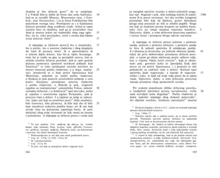 54
(kojima je bio državni gost)        da se umiješaju.                       su naizgled oprečne stranke u državi jednakih snaga,
I u Fokidi bilo je došlo do bune oko neke baštinice,                  10   kao npr. bogataši i puk, dok srednjeg staleža ili uopće                 1304
kad su se zavadili Mnazej, Mnazoanov otac, i Euti-                         nema ili je posve neznatan. Jer ako uvelike [snagom]
krat, otac Onomarhov, i ta je buna Fokiđanima bila                         premašuje bilo koji od dijelova, protiv bjelodano
početkom svetoga rata. Promijenio se i u Epidamnu                          jačega onaj preostali ne želi se izložiti pogibli. Stoga
državni poredak zbog svadbene svađe. Jedan je tajno                        oni koji su istaknuti prema kreposti ne podižu bunu,
zaručio kćer za mladića; kad ga je zaručnikov otac                         tako reći; jer ostaju manjina naprama mnoštvu.                          5
(koji je postao jedan od vladateljâ) zbog toga oglo-                  15   Općenito, dakle, u svim državnim porecima započeci
bio, on se, tako povrijeđen, uroti s onima koji bijahu                     i uzroci bunâ i promjena bivaju takvim načinom.
izvan državne vlasti 55 .                                             17
                                                                              A mijenjaju se državni poreci jednom s pomoću
   A mijenjaju se [državni poreci] što u manjinsku,                   17   nasilja, jednom s pomoću obmane; s pomoću nasilja
što u pučku, što u ustavnu vladavinu i zbog dospijeća                      to biva ili odmah spočetka ili prisiljavaju poslije.
do časti ili porasta moći: ili u upraviteljstvu ili                        A i obmana je dvostruka: jer jednom obmanu [poda-                       10
u nekom dijelu države, kao što je vijeće Areopaga,                    20   nike] da prvo dobrovoljno promijene državni pore­
time što je izašlo na glas za perzijskih ratova, čini se                   dak, a zatim ga silom održavaju protiv njihove volje,
učinilo strožim državni poredak; dok je opet gomila                        kao u vrijeme Vijeća četiri stotine 6 0 , koje je obma-
pučana pomoraca (postavši uzrokom pobjede kod                              nulo puk, govoreći kako će [perzijski] kralj dati
Salamine 5 6 te time cjelokupne atenske prevlasti na                       novce za rat protiv Spartanaca, i s pomoću te laži
moru) osnovala pučku vladavinu; a u Argu, značaj-                     25   pokušavali su zadržati vlast u državi. Katkad opet
nici, proslavivši se u boju protiv Spartanaca kod                          spočetka ljude nagovaraju, a kasnije ih nagovore                        15
Mantineje, pokušali su srušiti pučku vladavinu;                            toliko i tako, te ljudi od svoje volje puste da se njima
u Sirakuzi je puk postavši uzročnikom pobjede u ratu                       vlada. Općenito, dakle, u svim državnim porecima
protiv Atenjana, promijenio ustavnu vladavinu                              nastaju promjene zbog spomenutih uzroka .
u pučku vladavinu; u Halcidi je puk, svrgnuvši
zajedno sa značajnicima 57 samosilnika Foksa, odmah                   30     Pri svakom pojedinom obliku državnog poretka,
zavladao državom ; i u Ambraciji 58 opet isto tako, pošto                  a razdijelivši [poretke] prema navedenome, treba                        20
je zajedno s urotnicima izgnao Perijandra, puk je                          sada razvidjeti same događaje 62 . Pučke vladavine se
preuzeo vlast u državi. I u cijelosti ne smije se zabora­                  dakle najčešće mijenjaju zbog drskosti pukovođa 6 3 .
viti, kako oni koji su uzročnici moći 5 9 (bilo zasebnici,                 Jer dijelom zasebno, himbeno optužujući 64 imućne
bilo činovnici, bilo plemena, ili bilo koji dio ili bilo              35
koje mnoštvo) redovito podižu bune; jer ili oni koji                          60
                                                                                 Povijesni događaj u Ateni iz 411. ; jedan od znatnijih pokušaja
zavide tima na počastima započinju bunu, ili sami                          ukinuća demokratskih ustanova.
dotičnici zbog svoje izvrsnosti ne žele ostati na istome                      61
                                                                                 Usp. 1302a 17.
s jednakima. A mijenjaju se državni poreci i onda kad                         62
                                                                                 Dotično mjesto nije u cijelosti jasno, pa se dosta različito
                                                                           prevodi. Nastojimo prevesti spornu rečenicu uz najnužnije
                                                                           dodatke i čini nam se da prenosimo okvirni smisao.
   54                                                                         63
      To jest: proksen. Grč. πρόξενος της πόλεως; lat. civitatis                 Ili 'demagoga'. Ali, budući ta tuđica (demagog) danas ima
hospes; engl, proxenus; franc, proxène; njem. offizieller Proxenos;        isključivo pogrdno značenje, potreban je njezin prijenos u izvorniji
rus. npOKceu; novogrč. πρόξενος. Proksen je inače, po dužnostima           oblik, Ona, naime, Aristotelu znači i vođu puka/pučke stranke
i pravima, bio sličan današnjem konzulu.                                   i pukog pučkog zavoditelja, na što naš doslovak želi upozoriti.
                                                                              64
   55
      Podrazumijevaju se oni koji nisu imali građanskih prava.                   U osnovi je riječ συκοφάντης, koja se po predaji tumači kao
   56
      Usp. II. 1274a 12; VIII. 1341a 29.                                   'prokazatelj smokava', te dalje 'himbeni tužitelj', 'klevetnik'. Grč.
   57
      Ili 's plemenitašima'.                                               συκοφαντοϋντες; lat. calumniando eos; engl, lay information aga­
   58
      Usp. 1311a 39.                                                       inst; franc, par des dénonciations calomnieuses; njem. führen Pro-
   59
      To jest: oni koji su postojećoj državi osigurali moć.                zesse gegen; rus. nymen ΛΟΜΗΜΧ doHocoe; novogrč. ονκοφαντο-

164                                                                                                                                        165
 
