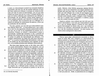 25
20
Pode-se agora julgar suficientemente enunciadas as dificul-
dades em pauta. Mas, será o silogismo ou a demonstracáo da
esséncia possível ou impossível, em conformidade com a argu-
mentacáo que acabamos de assumir? O silogismo demonstra um
predicado de um sujeito através do termo médio, mas o que
urna coisa é tanto lhe é próprio quanto está predicado na sua
esséncia. Ora, termos assim relacionados sáo necessariamente
convertíveis, pois se A é peculiar a C, está claro que também é
peculiar a B, e B a C, de sorte que todos sáo reciprocamente
peculiares. Ademais, se A é um predicado essencial de todo B, e
B é afirmado universal e essencialmente de todo C, A tem que
ser afirmado essencialmente de C; contudo, na ausencia desta
dupla suposicáo, náo se concluirá necessariamente que A seja
predicado essencialmente de C, com o que quera dizer: se A é
essencialmente predicado de B, mas B náo é essencialmente
verdadeiro de tuda que é predicado. Assim, ambas as premissas
tém que expressar a esséncía e, portanto, B também será predi-
cado como esséncía de C. Por conseguinte, como ambas as
premissas expressam a esséncía ou natureza essencial, a esséncia
aparecerá, no caso do termo médio, antes de aparecer na con-
clusáo. No geral, se é requerido demonstrar a esséncia de ho-
mem, que C seja homem e A a esséncíc (animal bípede ou tuda
o mais que possa ser) . Entáo, se pretendemos ter um silogismo,
15
1
r ;
1 ~­
1 t
1!
t;
1.
10
sujeito. Ademais, coisas distintas apresentam distintas demons-
tracóes, a náo ser que mantenham urna relacáo parte/todo (qua-
líficacáo pela qua! quera dizer, por exemplo, que se é demons-
trado que todo triangulo tem a soma de seus angulas igual a
dais angulas retos, isto também é demonstrado do triangulo
isósceles, senda isósceles a parte, e triangulo o todo). Entretanto,
esta náo é a relacáo entre a proposicáo e a esséncia, porque
urna náo constituí urna parte da outra.
Irnpóe-se, portanto, como evidente que nem tuda que é de-
finível é demonstrável, e nem tuda que é demonstrável é definí-
vel, e que em situacáo alguma é possível ter tanto definicáo
quanto demonstracáo da mesma coisa, com o que também se
evidencia que definicáo e demonstracáo náo podem ser idénti-
cas e náo sáo mutuamente inclusivas - de outra maneira, seus
objetos seriam analogamente relacionados.
5
EDIPR0-317
ÓRGANON
- ANALÍTICOS POSTERIORES ­ LIVRO 11
410. Em 72b18-25, 84a 29-b2.
e, assim, se a demonstracáo é possível nas conclusóes silogísticas
supracitadas, está claro que náo sáo também definíveis; se assim
náo fosse, poder-se-ia conhecer a conclusáo em virtude da defi-
nicáo sem estar de posse da demonstracáo, urna vez que nada
impede que tivesse urna sem ter a outra. A inducáo também nos
supre de motivos suficientes para sustentarmos que defínícáo e
15 demonstracáo náo sáo idénticas, porque jamais logramos co-
nhecer qualquer predicado, quer essencial ou acidental, median-
te a sua definicáo. Que se acrescente que, se a definicáo far o
método de obtencáo do conhecimento da esséncia, é óbvio que
tais predicados náo sáo esséncias,
Fica claro, portanto, que nem tuda que é demonstrável é tam-
bém definível. Muito bem ... e é demonstrável tuda o que é definí-
20 ve ou náo? Um dos argumentos indicados anteriormente também
vale aqui. De um fato na sua singularidade há somente um co-
nhecimento. Portanto, se conhecer o demonstrável é possuir a
demonstracáo, resultará algo impossível, ou seja, o possuidor da
definicáo terá conhecimento sem estar de posse da demonstracáo.
25 Os pontos de partida das dernonstracóes sáo definicóes, e foi
mostrado anteriormente que destas náo pode haver demonstra-
<;áo:410 ou os pontos de partida seráo demonstráveis e teráo pon-
tos de partida que sáo demonstráveis numa regressáo ad infini-
tum, ou as verdades primárias seráo definícóes indemonstráveis.
Mas talvez sejam algumas coisas, se náo todas, tanto definí-
veis quanto demonstráveis. Decerto é isso impossível, urna vez
que náo há dernonstracáo do definível. A definicáo é da essén-
30 cia ou da natureza essencial e é evidente que todas as demons-
tracóes tomam a esséncia como tal; por exemplo, as matemáti-
cas tomam a natureza da unidade e da imparidade, verificando-
se sítuacáo análoga nas outras ciencias. Toda demonstracáo é
probatória de algum predicado de algum sujeito, ou afirmativa
35 ou negativamente. Mas numa definicéo nada é predicado de
alguma coisa mais; animal náo é predicado de bípede nem vice-
versa, tampouco é figura predicado de plano; um plano náo é
urna figura, nem urna figura é um plano. Revelar a esséncia de
urna coisa náo é o mesmo que demonstrar urna proposicáo a
91a1 seu respeito; ora, a definicáo revela a esséncia, mas a demons-
tracáo demonstra que um predicado se predica ou náo de um
ARISTÓTELES -ÓRGANON
316-EDIPRO
 