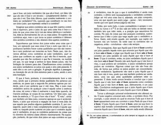 64. Ou, em outras palavras, a contrariedade se acha sempre na nega9áo ou nao se
acha em Jugaralgum.
25 é verdadeiro, mas de que o que é contraditório é ainda mais
contrário, o último será necessariamente o verdadeiro contrário.
Julgar ser má urna coisa boa é, ademais, um juízo composto,
urna vez que aquele que assim julga - penso - tem necessaria-
mente que com igual certeza julgá-la nao boa.
Entáo, por outro lado, o juízo contraditório é sempre o con-
trário ou nunca o é.64 E se isso vale em todos os demais casos,
também tem que valer neste, e a posicáo que assumimos foi
carreta. No caso de coisas que náo possuem contrários, susten-
30 tamos que é falso o juízo que nega aquilo que o verdadeiro a-
firma. Assim, está errado aquele, por exemplo, que supóe um
homem nao um homem. Se neste caso os contrários sáo os
negativos, entáo - concluímos - eles o sáo sempre.
Por conseguinte, dizer que Aqui/o que é bom é bom constitui
um juízo paralelo aquele outro que enuncia que Aquilo que nao
é bom nao é bom, e julgar que Aqui/o que é bom nao é bom
constitui um juízo paralelo ao juízo Aqui/o que nao é bom é
35 bom. O que é contrário, entáo, ao juízo verdadeiro Aqui/o que é
nao bom nao é bom? Decerto náo será Aqui/o que é nao bom é
mau, o qua! poderia ser verdadeiro, e juízos verdadeiros jamais
podem ser contrários. Algumas coisas que náo sáo boas sáo
más, de forma que ambos os juízos podem ser concomitante-
mente verdadeiros. Igualmente náo será o juízo Aqui/o que é
nao bom nao é mau, pasto que este também poderia ser verda-
deiro, urna vez que estas qualidades poderiam estar co-
presentes. E <leste modo somos levados a concluir que o juízo
24a1 Aqui/o que é nao bom nao é bom apresenta como contrário
Aquilo que é nao bom é bom, que, efetivamente, é um juízo
falso. Concluímos analogamente que o juízo Aqui/o que é bom
nao é bom é o contrário do juízo Aqui/o que é bom é bom.
Tornar a afirmacáo universal evidentemente náo alterará na-
5 da. O juízo negativo universal será, entáo, o contrário óbvio. Por
exemplo, o juízo através do qua! se enuncia Tuda que é bom é
bom apresentará como seu contrário o juízo Nada do que é bom
é bom. O juízo Aqui/o que é bom é bom, urna vez que bom (o
sujeito) seja tomado universalmente, corresponde ao juízo que
enuncia Aqui/o que é bom é bom, este em nada senda diferente
EDIPR0-109
ÓRGANON-DA INTERPRETA~AO
,
' '
''~,~­·
·· 1~;·~.·.;:·.
;_;!ir.
·; ¡:,:
'·',, <­··:··.
''
l
'.¡f
'
; :
: :'/i~~
~:."·
que é boa: um juízo verdadeiro (de que e/a é boa), um falso (de
23b1 que e/a nao é boa) e um terceiro - completamente distinto - de
que e/a é má. Dos dois últimos, qua! constitui realmente o con-
trário ao verdadeiro? Ou, supondo que constituem no seu teor
um único juízo, que expressáo verbal é a contrária?
Imaginar que juízos contrários sáo os que térn sujeitos contrá-
5 rios é equívoco, pois o juízo de que urna coisa boa é boa e o
juízo de que urna coisa má é má sáo talvez idénticos e verdadei-
ros, trate-se [formalmente] de um ou mais juízos. Os sujeitos sáo
contrários aqui, mas o que torna os juízos contrários é deterem
dois sentidos contrários e náo deterem dois sujeitos contrários.
Suponhamos que ternos dois juízos sobre urna coisa que é
boa, um opinando que essa coisa é boa e outro que náo é; su-
ponhamos também haver outras qualidades que náo sáo ineren-
tes e nem poderiam ser inerentes ao bom. Neste caso, náo <le-
vemos afirmar como contrários ao juízo verdadeiro, quer os
1 o juízos que conferem ao sujeito o que náo !he é inerente, quer
aqueles que náo !he conferem o que lhe é inerente, na medida
em que, no que tange a ambos os tipos desses juízos, náo há
limitacáo de número para eles. Classificaremos como contrários
aos juízos verdadeiros os juízos nos quais o erro está presente. E
estes tema ver coma geracáo. A gera~áo significa a passagem
ou transicáo de um de dois extremos para o outro, senda o erro
esta transícáo,
15 O que é bom, portante, é concomitantemente bom e nao
mau, senda que a primeira destas qualidades lhe pertence por
esséncia, ao passo que a segunda !he pertence apenas por aci-
dente, pois é por acidente que é nao mau. Mas o juízo mais
verdadeiro acerca de qualquer coisa é aquele sobre a esséncia
da coisa, tal como o falso é realmente o mais falso quando, de
maneira análoga, se ocupa de sua esséncia. Um falso juízo, que
20 trata da esséncia, é "O que é bom náo é bom". "É mau", ainda
que também um falso juízo, concerne apenas ao que é acidental.
Assim, o juízo que enuncia a negacáo de bom é mais falso do
que aquele que predica alguma qualidade contrária. E, por con-
seguinte, quem está o mais completamente errado é aquele que
neste ou naquele ponto sustenta um juízo que é contrário aquilo
que é verdadeiro, já que os contrários pertencem as coisas que
no domínio da mesma classe diferem maximamente. Na suposi-
cáo, portanto, de que entre dais juízos um seja contrário ao que
ARISTÓTELES­ ÓRGANON
108-EDIPRO
 