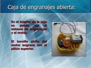 Caja de engranajes abierta: En el interior de la caja se puede ver el sistema de engranajes y el motor.  El tornillo sinfín del motor engrana con el piñón superior. 