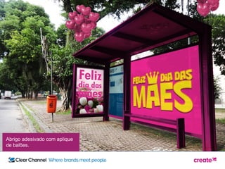 Abrigo adesivado com aplique
de balões.
 