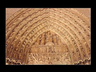 Notre Dame, como todas las iglesias medievales, estaba completamente decorada con frescos en el interior. El uso del color era una forma de dar gloria a Dios y vida a las esculturas. Estas tempranas pinturas permitían al hombre medieval aprender las historias de la Biblia. En el frontispicio del portal central podemos ver el Juicio Final. 