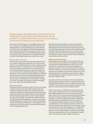 15
Folksamgruppen är idag Sveriges största aktör inom liv-
försäkring och tredje störst inom sakförsäkring. Det gör
oss till ett av landets största företag och en av de tio största
institutionella investerarna på marknaden.
Branschen för försäkringar och långsiktigt sparande spe-
lar en viktig roll i samhällsekonomin. Både individer och
företag behöver ett ekonomiskt skydd om något händer.
Dessutom blir det allt viktigare med försäkringslösningar
som avlastar det offentliga. Till exempel innebär den ök-
ande medellivslängden att individuellt långsiktigt sparan-
de till pension ökar i betydelse, och intresset för komplet-
terande försäkringslösningar inom vården ökar också.
Marknaden i korthet
I Sverige finns idag omkring 400 försäkringsföretag. Det
är en mogen marknad som domineras av ett fåtal större
aktörer. Inom skadeförsäkring har de fyra största bolagen
drygt 80 procent av marknaden och inom livförsäkring
har de fyra största drygt 50 procent av marknaden. Det
finns flera sparformer som bank-, aktie och fondsparan-
de, men för svenska hushåll är försäkring den vanligaste
sparformen. Den svenska marknaden skiljer sig också från
övriga Europa genom sin stora tjänstepensionsmarknad,
där närmare en tredjedel av de totala livförsäkringspre-
mierna säljs via mellanhänder som förmedlare och agen-
ter. På den europeiska marknaden är andelen påtagligt
lägre, visar siffror från Svensk Försäkring.
Nya affärsmodeller
Samtidigt påverkas branschen starkt av de stora omvärlds-
trenderna (se sid 10-13). Nya affärsmodeller växer fram
till följd av teknikutvecklingen och traditionella försäk-
ringsbolag, särskilt inom sakförsäkring, står inför växande
konkurrens från helt nya digitala aktörer. Även etablerade
företag från andra branscher utmanar: Detaljhandelsak-
törer som ICA och IKEA, med långt fler kundkontakter än
de traditionella försäkringsbolagen, erbjuder numera egna
försäkringslösningar. Också på livsidan sker förändringar
snabbt, till exempel utvecklingen av”robotrådgivning” där
kunder kan få en anpassad men automatiserad lösning för
att välja långsiktigt sparande.
Globala klimatförändringar är en annan viktig faktor.
När väderrelaterade skador ökar påverkar det hela för-
säkringsbranschen som måste göra nya estimat om hur
stora skadeutbetalningarna kan komma att bli klara. 2017
inträffade 330 naturkatastrofer runt om världen enligt
rapporten Wheather, Climate  Catastrophe Insight från
Aon Benfield, med ekonomiska förluster på 353 miljarder
amerikanska dollar som följd.
Reglering driver kostnader
Marknaden påverkas också av att samhället ställer allt
mer komplexa krav på aktörer inom försäkring och pen-
sionssparande. Regleringstakten på EU-nivå har varit
omfattande de senaste åren och flera långtgående re-
gelverk har nyligen trätt i kraft eller är på väg att införas.
Det driver både stora kostnader för bolagen och påverkar
villkoren på marknaden. Ett exempel är frågan om hur för-
säkringsprodukter ska distribueras till kunderna. Några
aktuella regleringar med stor påverkan på branschen är
Solvens II, GDPR och IDD.
I december 2017 presenterades en blocköverskridande
pensionsuppgörelse som innebär att pensionsåldern höjs.
Tidigaste pensionsålder kommer att höjas från dagens 61
år till 64 år under en tioårsperiod. Det blir dessutom en rät-
tighet att arbeta till 69 års ålder istället för till 67.
Under andra halvan av 2017 pekade mycket på att rän-
torna var på väg upp efter flera år av rekordlåga nivåer.
Men lågräntemiljön kommer inte att försvinna i första
taget, vilket sätter fortsatt press på försäkringsföretagens
förmåga att skapa avkastning. Inte minst tillsynsmyn-
digheterna har haft ett skärpt fokus på den traditionella
livförsäkringens finansiella bärkraft. Det har gjort att
flera aktörer, däribland Folksam, genomfört ändringar
i produktvillkoren för att skapa utrymme att hantera en
utdragen lågräntemiljö. Nya typer av investeringar, såsom
infrastruktur och andra reala tillgångar, är en åtgärd för
att värna framtida avkastning till kunderna. Gröna obli-
gationer som ger högre pensioner till kunderna samtidigt
som deras sparande bidrar till en uthållig värld är ytterli-
gare ett exempel på ny typ av hållbar investering.
 