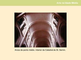 Arcos de ponto médio. Interior da Catedral de St. Sernin.  