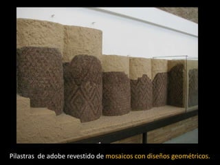 Pilastras de adobe revestido de mosaicos con diseños geométricos.
 