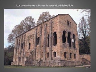 Los contrafuertes subrayan la verticalidad del edificio.
 
