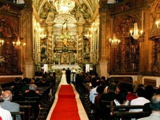 A Matriz de Nossa
~ A Igreja ~
               Senhora da Conceição
                Começou a ser construída em 1727, sob a
                direção de Manuel Francisco Lisboa,( pai de
                Aleijadinho).

                 É um dos mais importantes templos de
                 Ouro Preto pela sua arquitetura e
                 ornamentação.

                 Possui direta influência portuguesa.

               No trono do altar-mor encontra-se a imagem
               de Nossa Senhora, modelada em tamanho
               natural e talhada por Conceição de Murilo,
               em 1893.

               As colunas salomônicas desse altar foram
               executadas por Mestre Felipe Vieira, entre
                             1760 e 1765
 